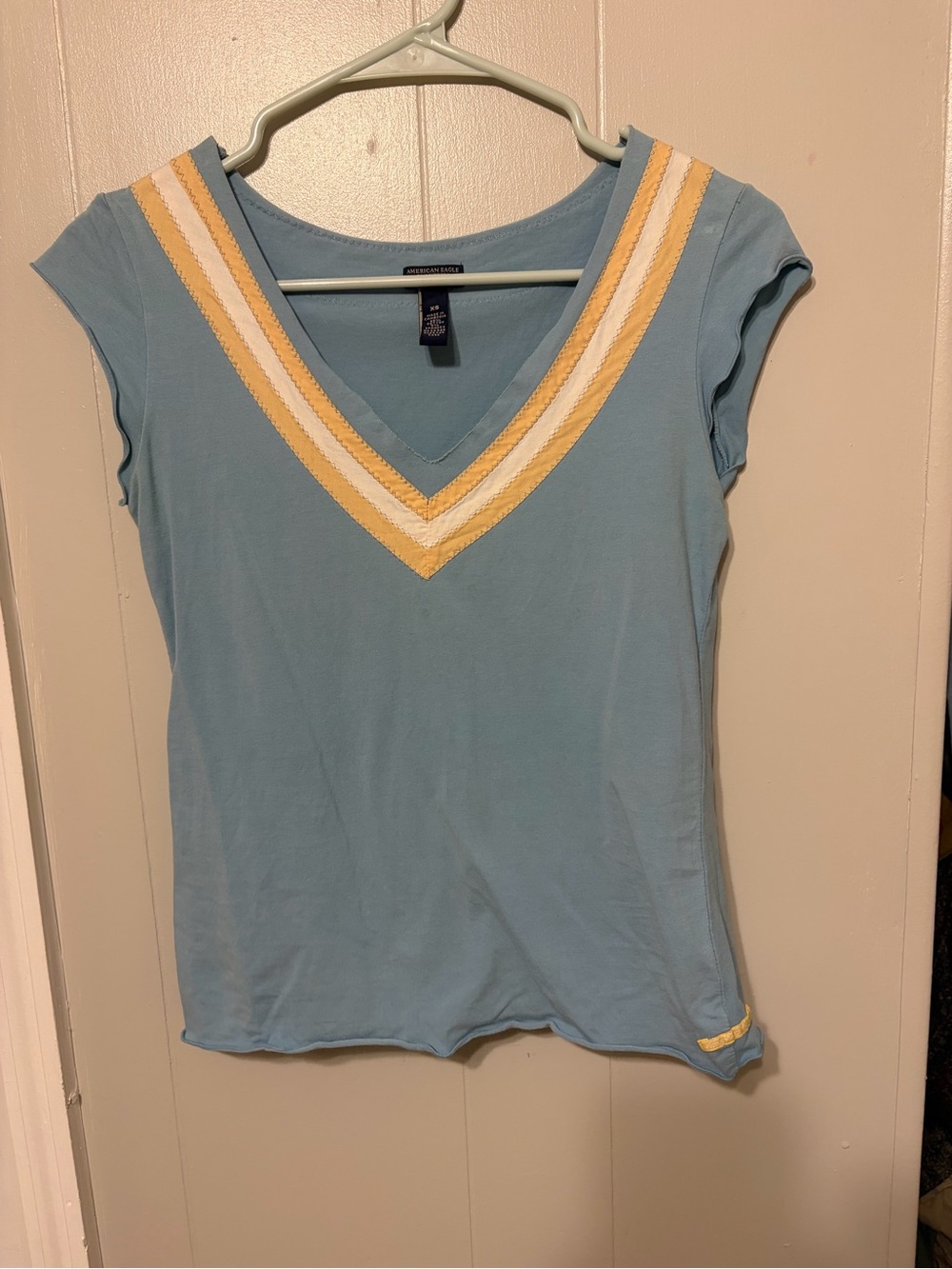 Y2K American Eagle Outfitters Light Blue V-Neck Tee with Yellow and Cream